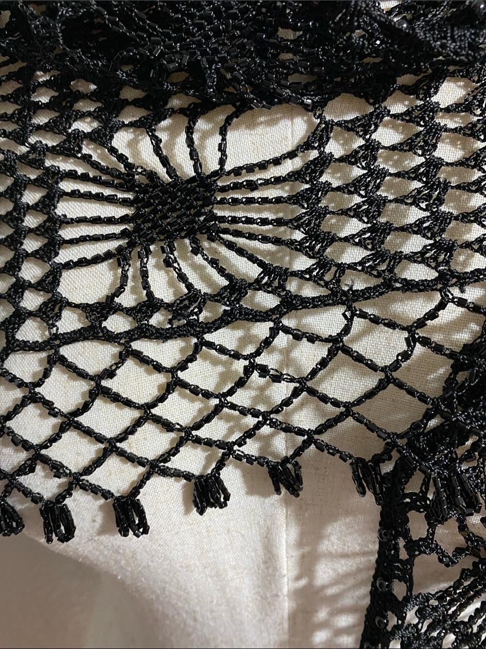 Gorgeous vintage shawl. Made of beads, and crochet.. Beautiful print. - Picture 4 of 5